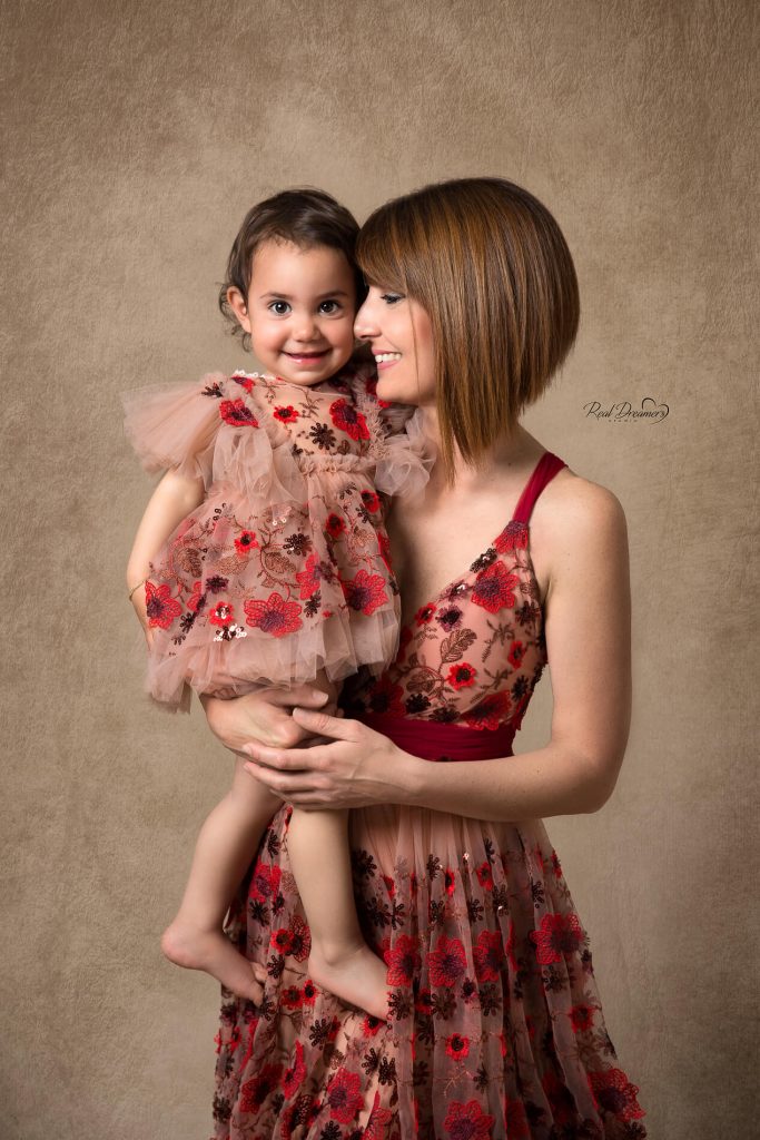 La fotografa Anna Lisa Di Vaio di Real Dreamers Studio con in braccio la sua bambina